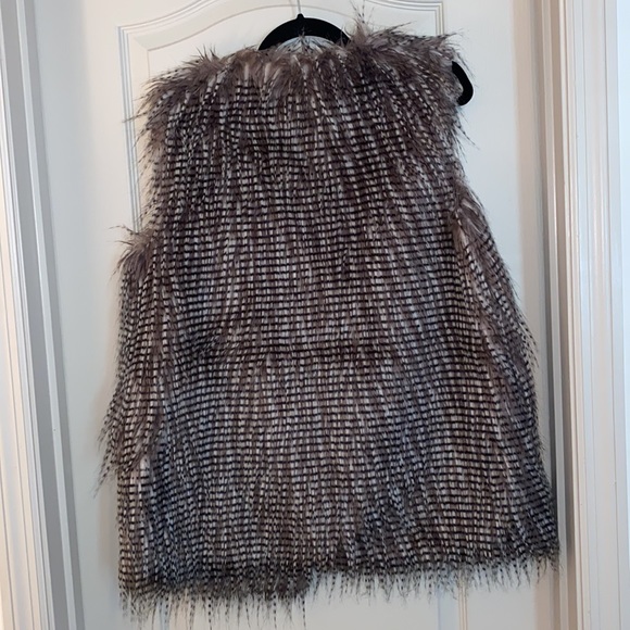 Olive + Oak Faux Sleeveless Fur Vest - Picture 2 of 2